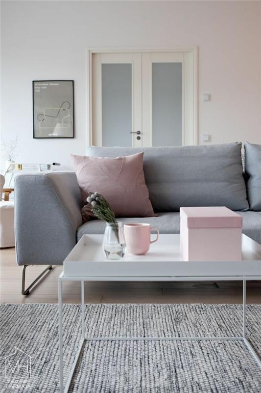 modernus svetainės dekoras, svetainė e, šviesiai pilka, rausvos pagalvėlės, stačiakampis kavos staliukas