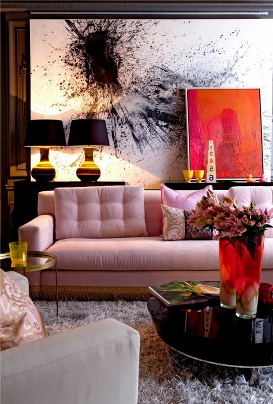 modernus svetainės dekoras, pilka sofa, juodas stalas ir plaukuotas pilkas kilimas, du juodi ir geltoni abažūriai