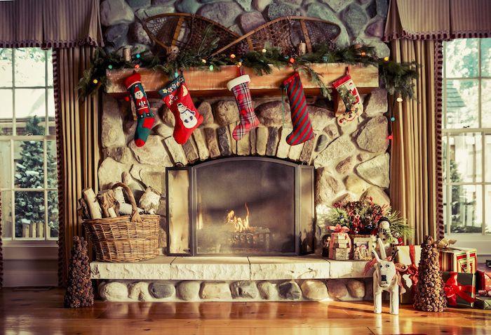 Yanındaki paketlerde çorap ve hediyelerle Noel oturma odası dekoru