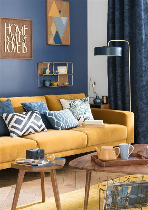 mavi ve sarı dekor, iskandinav oturma odası, hardal sarısı kanepe, ahşap duvar dekorasyonu, lacivert duvar, açık parke, ahşap sehpalar, tasarım lamba