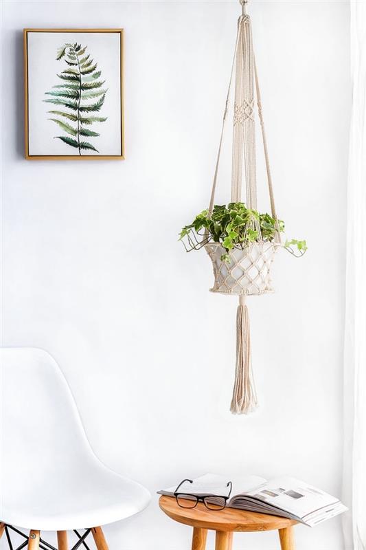 sodobna notranjost z boemskimi elegantnimi elementi v lesu in beli barvi, viseča za rastlino DIY v vozlih iz makrameja