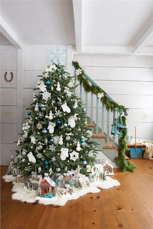 Okras božičnega drevesa v modro beli barvi in ​​ir s snežinkami okraski z rokavicami in drugimi tematskimi okraski Božična jelka v hišah okrasne figurice