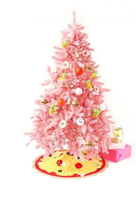 orijinal ve sıra dışı ananas, çörekler ve Noel topları süspansiyonlarıyla süslenmiş pastel pembe renkte oldukça lüks bir yapay Noel ağacı, pizzayı taklit eden orijinal bir ayak örtüsü ile