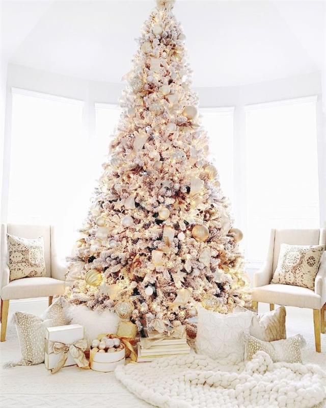 bela in zlata dekoracija božičnega drevesa z lučkami in množico luči skandinavska ideja o božični dekoraciji