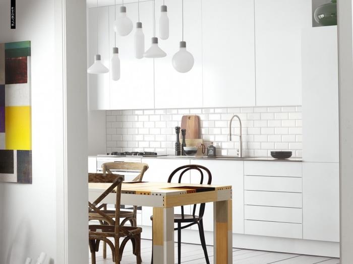 Skandinavski navdih, bela kuhinjska postavitev z lesenim pohištvom in visečimi svetilkami v beli barvi