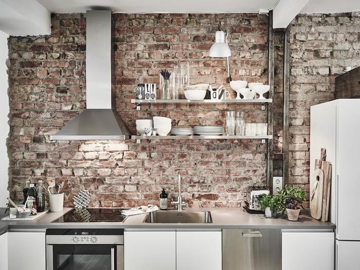 kuhinjski model, kuhinjsko pohištvo v kovinsko sivi in ​​beli barvi, opečna stena in beli strop