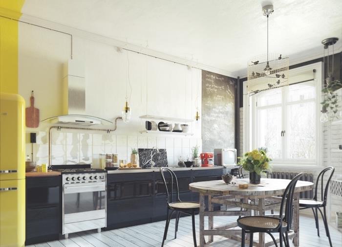 Skandinavsko pohištvo, kuhinja odprta za jedilnico, bela in črna dekoracija kuhinje z lesenim pohištvom