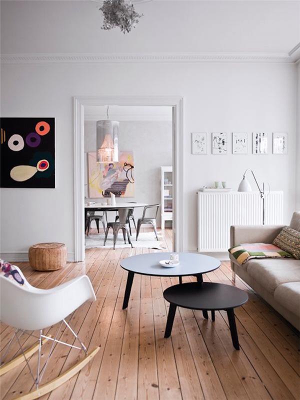 Švedska postavitev dnevne sobe s nordijskim pohištvom, nordijskim prtom in skandinavskim stenskim dekorjem
