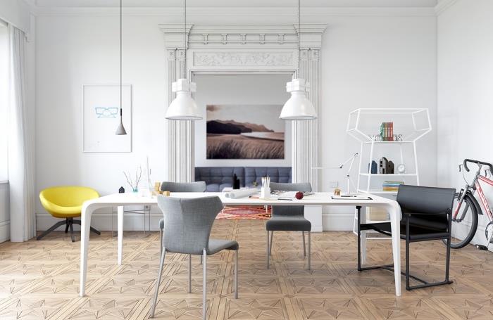 Oturma odasında İskandinav mobilyaları, beyaz masa, gri sandalyeler, beyaz sarkıt lambalar, sarı koltuk ve beyaz duvar, özgün tasarım raf, ahşap döşeme