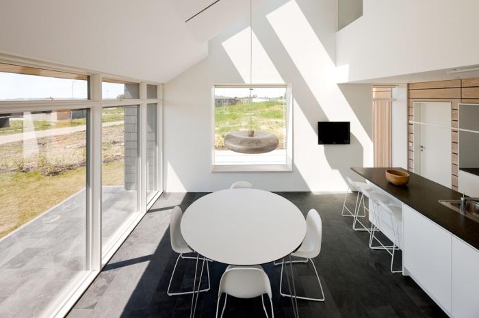 Skandinavsko pohištvo, bela kuhinja z antracitno sivo betonsko ploščo in belimi stenami