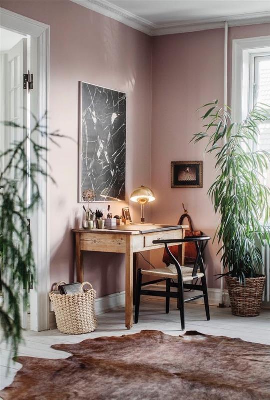 medinė ir juoda biuro erdvė, įrengta švelniai rožinėje gyvenamojoje patalpoje su baltomis miškingomis grindimis, gyvūnų odos kilimėlis, suteikiantis autentišką akcentą gyvenamajame kambaryje
