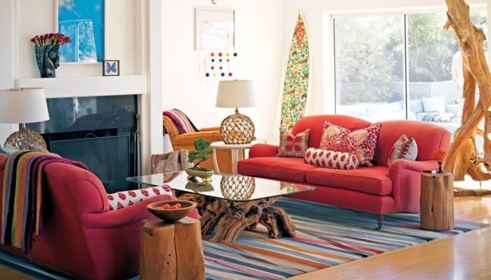 oturma odası iç dekorasyonu, çok renkli halı, siyah şömine, beyaz duvarlar, kırmızı kanepe