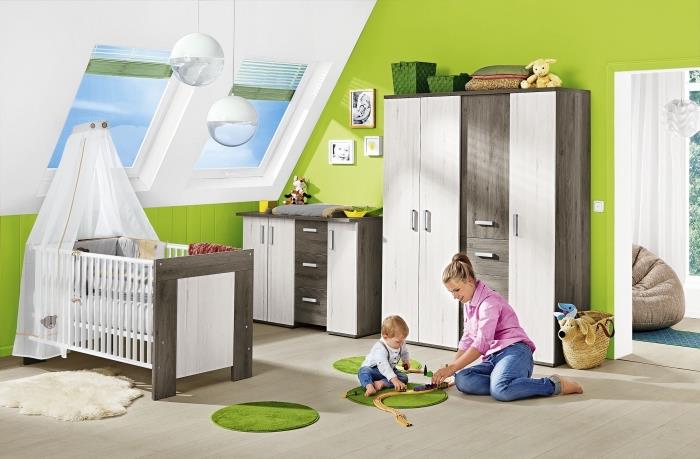 yeşil duvarlar ve laminat ahşap tahta ve beyaz ahşap ve koyu ahşap mobilyalar ile beyaz tavan ile modern iç