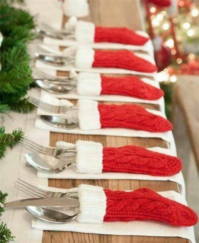 Kūčių stalo bėgikas su pušies šakomis, Kalėdų Senelio kojinės indams sudėti, medinis stalas