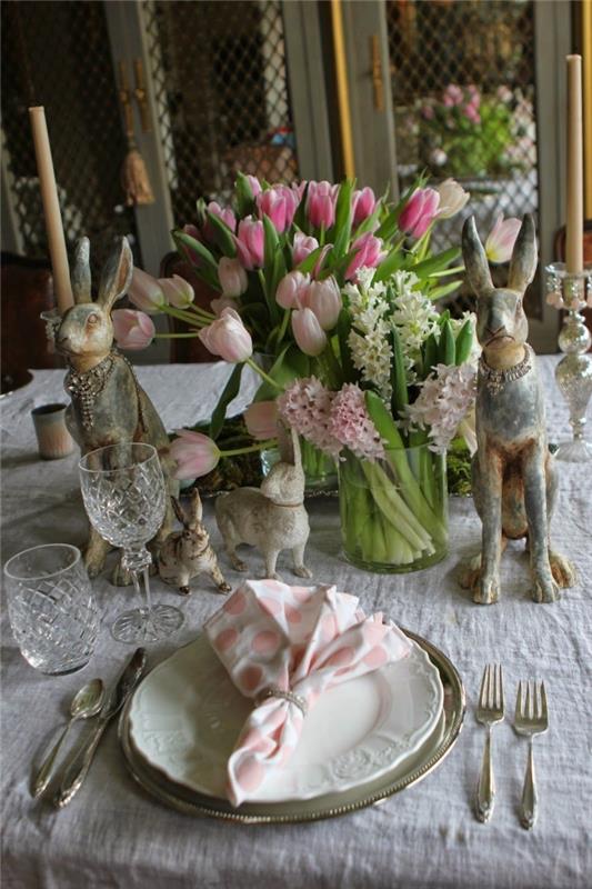 velikonočna miza v kmečkem stilu in naravnem slogu z robčki iz blaga, zloženimi v obliki šopka