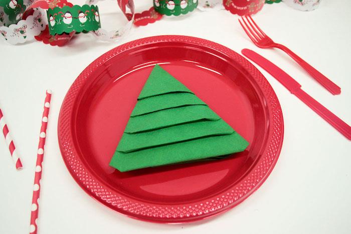 katlama yeşil kağıt Noel ağacı peçete kırmızı plastik bir tabak ve plastik çatal bıçak takımı, kağıt merkez parçası deco
