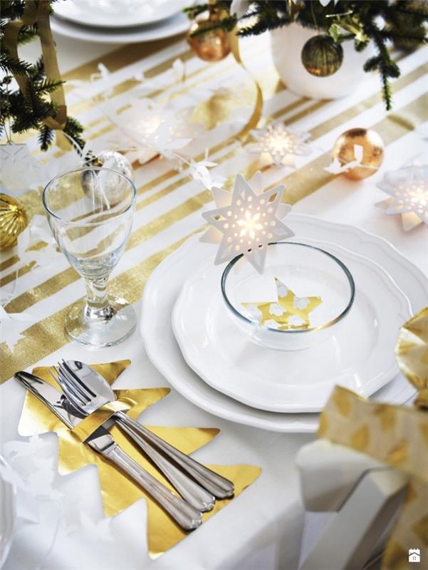 elegantiškas ir šventinis Kalėdų stalo dekoravimas aukso ir baltos spalvos su eglutės ir žvaigždžių formos popieriniais ornamentais