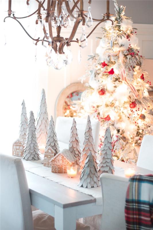 geri dönüştürülmüş kartonda mini Noel ağacı ve dekoratif zencefilli evler, geri dönüştürülmüş bir kutudan yapılmış karton Noel ağacı ile beyaz bir peri Noel masa dekorasyonu
