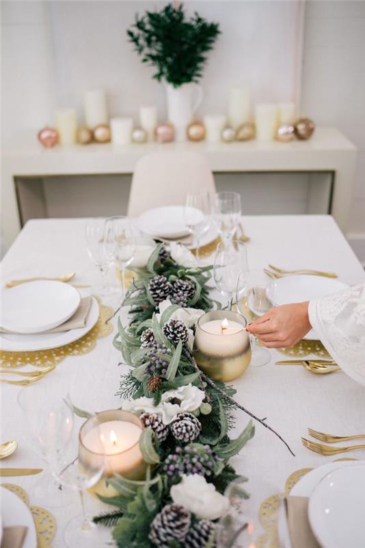 Novoletna dekoracija mize z nevtralnimi barvami in kovinskimi in naravnimi elementi sveče na komodi v zadnjem delu sobe
