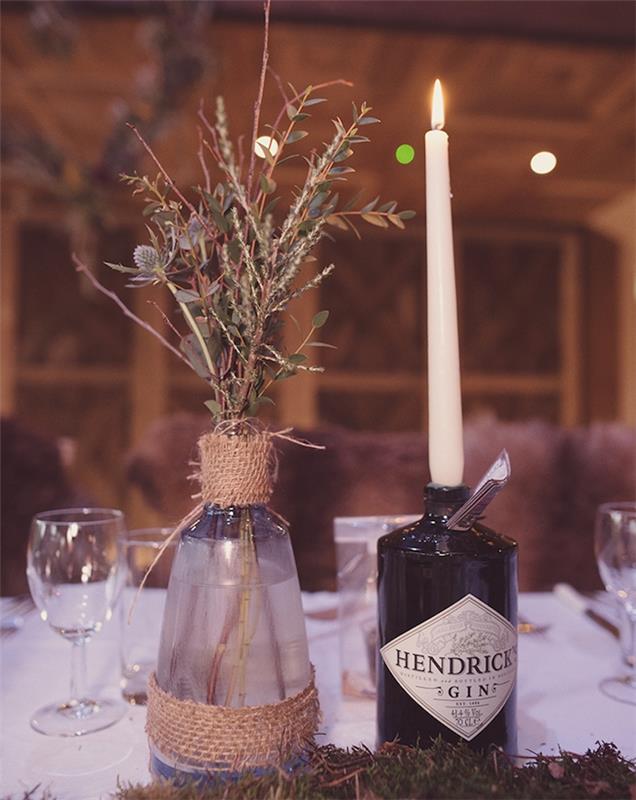 „pasidaryk pats“ vestuvės, plastikinis butelis, dekoruotas džiutu ir virvele, žvakidė su paprasta žvake, balta staltiesė, kaimo stilius