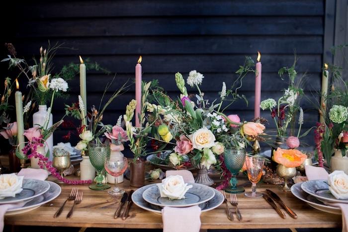 kaimiškas medinis vestuvių stalo dekoras, mėlynos ir baltos lėkštės su rožėmis, kaimiška puokštė, auksinės žvakidės su rožinėmis ir žaliomis žvakėmis