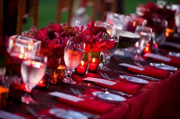 raudono dydžio vestuvių stalo apdaila