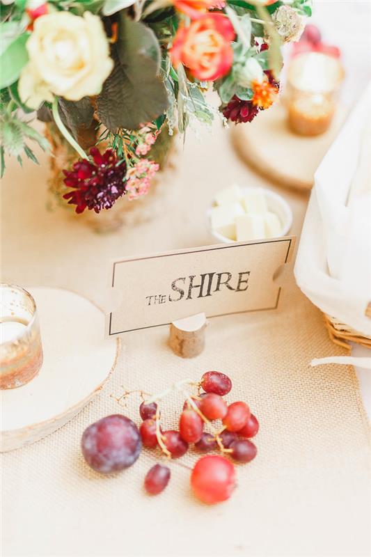 okraski za poročno mizo, prt iz metulja, ime gosta, vstavljeno v leseno vejo, cvetlični in sadni okras, poročni svečniki