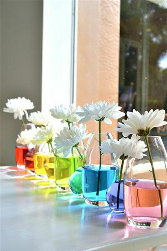 poročna miza-deco-vaza-z-obarvano-vodo-in-svežim cvetjem
