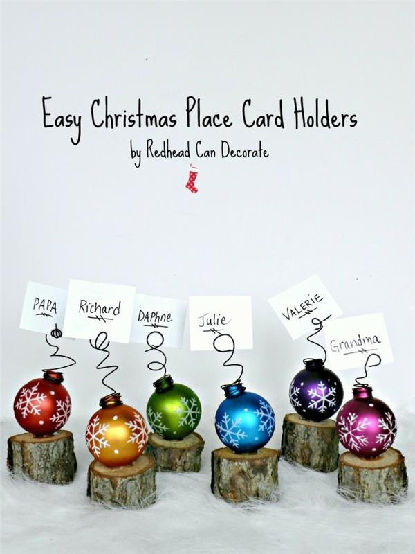 Noel topları, yer kartları, orijinal Noel kartı sahipleri, beyaz tüy tabanı ile dekoratif bölümler