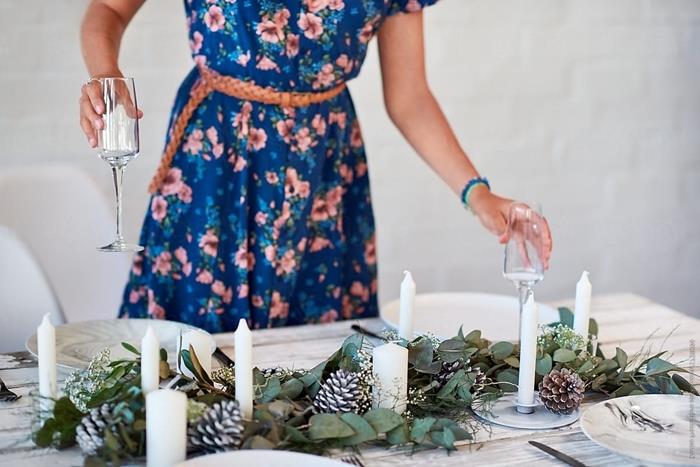 Božični namizni okraski za izdelavo osrednjih sveč in zelenih kozarcev beli krožniki beli leseni dekor za mizo narava