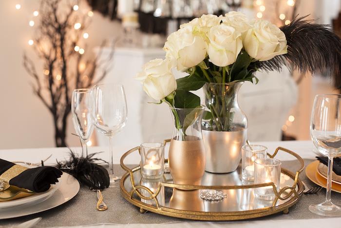 gül altın elemanları siyah peçete ve beyaz gül buketi ile yeni yıl masa dekorasyonu