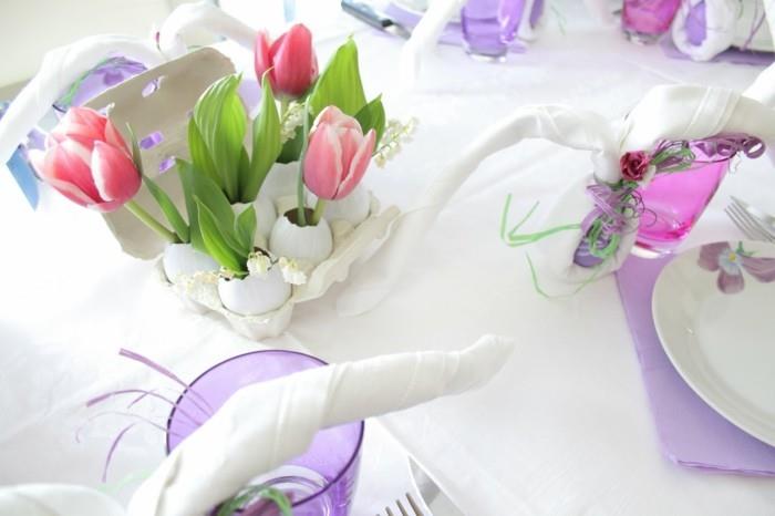 Velykų stalo papuošimai-itin elegantiški kiaušinių lukštai, paversti tulpių vazomis ir gražus stalo viršelis