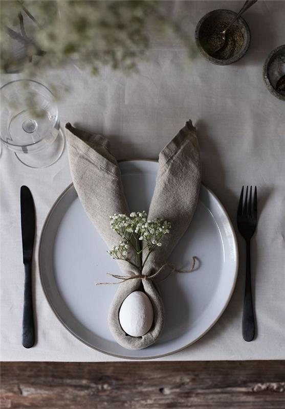 čudovita naravna velikonočna miza v kmečkem slogu, platneni prtiček v obliki velikonočnega zajčka