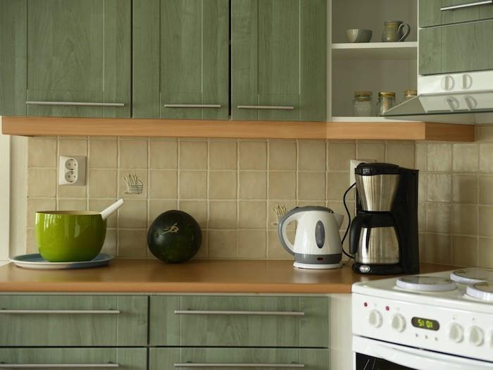 deco trend 2021 zeytin yeşili dolapları olan bir mutfak fırının yanında bir persolateur