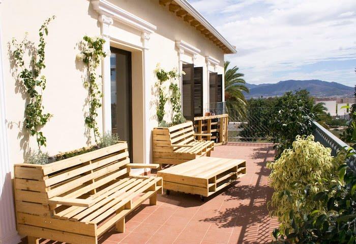paletli veranda dekorasyonu, palet banklı ve paletli ahşap sehpalı bahçe mobilyaları, kahverengi karo zemin