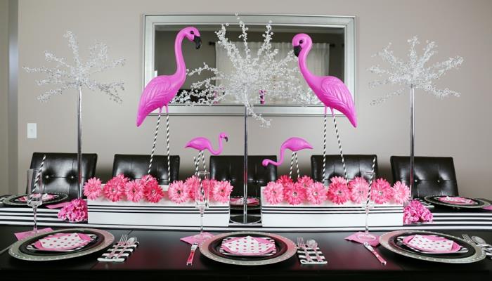 kip flaminga, velika pravokotna miza, pripravljena za veliko priložnost, zabava, črni naslanjači iz umetnega usnja, črna površina mize