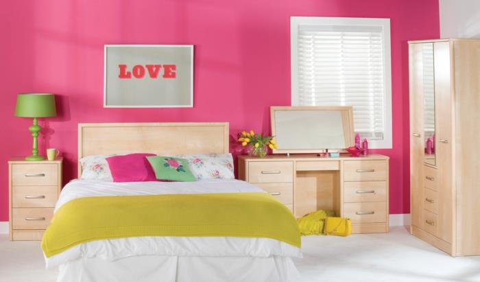 eksotična stena deco, flamingo deco, stena v kisli barvi, okrasna slika z napisom Love, pohištvo iz svetlega lesa, otroška soba