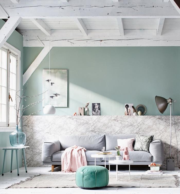morska zelena dnevna soba, barva celadon, s stenskim odsekom z učinkom sivega marmorja, biserno siva zofa, zelena otomanska, roza blazina in odeja, siva svetilka, beli izpostavljeni tramovi, bele mize