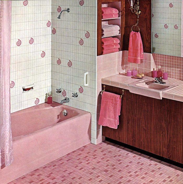 stari rožnati dekor v kopalnici z belo in roza kopalno kadjo ter brisačami, shranjenimi v omari