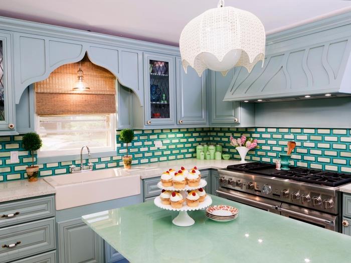retro hava mutfağı için ne renk, mavimsi gri ve pastel yeşilin yumuşaklığını birleştiren retro tasarım mutfak