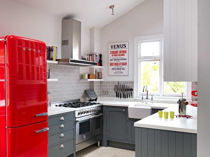 Birkaç kırmızı vurgunun enerji verdiği vintage hissi veren küçük bir mutfak düzeni, antrasit gri bir mutfağın duvarları için ne renk