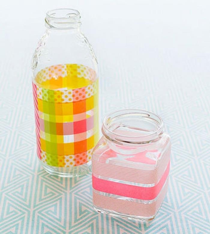 Barattolo di vetro e bottiglia decorati con nastri colorati washi bant