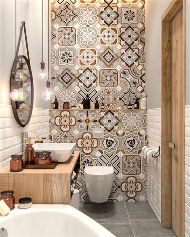 majhna kopalnica s kadjo, kopalnica 5m2, stenske ploščice v rjavi, bež in beli barvi, mozaični učinek, talne ploščice v biserno sivi barvi