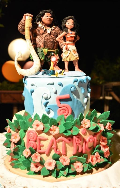 dviejų pakopų vaianos gimtadienio tortas su spalvotu fondantu šviesiai mėlynos ir tamsiai mėlynos spalvos, oranžinių smulkių gėlių raštas su žaliais lapais cukraus pasta