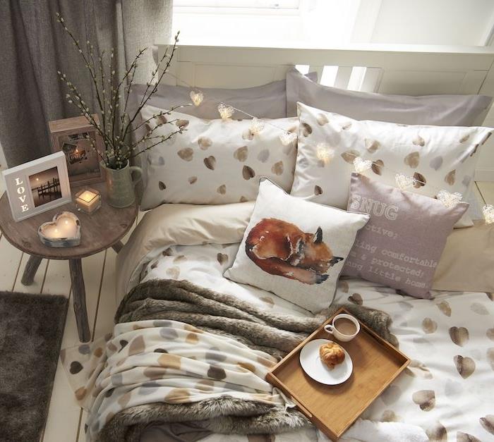 rudens puošmena paauglių miegamajam su pagalvėmis ir linais su aukso ir sidabro širdelių raštu, dekoratyvi lapės pagalvėlė, romantiška apdaila, žemas medinis naktinis stalas