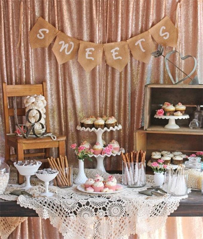 şeker olmayanlar, drajeler, şeker çubukları, kekler, örme masa örtüsü, rustik ahşap masa, ahşap kasalar ve eski sandalyenin arka plan dekoru, eski düğün dekoru, nikah şekeri çubuğu