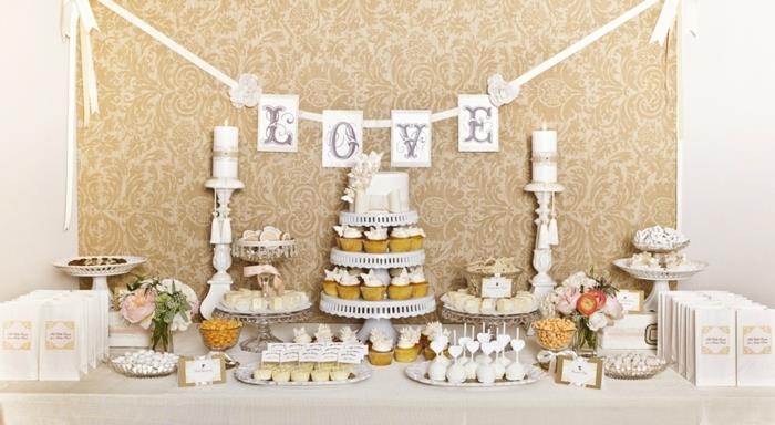 badem şekeri, kap kekler, küçük kekler, lolipop kek, dekoratif şamdanlar, küçük çiçek buketleri, kağıt ve kurdele çelenk, şeker çubuğu dekorasyonu