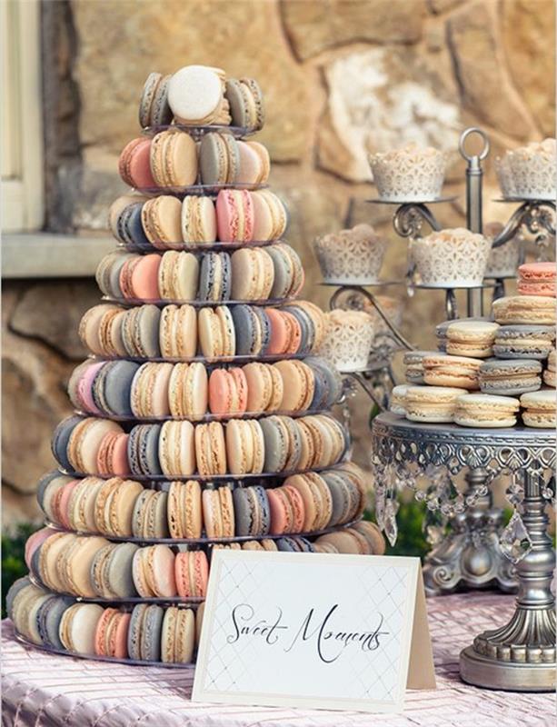 pastel renkli kapkekler ve makaronlar, pembe masa örtüsü, pasta standı, göz alıcı düğün dekor fikri, nikah şekeri