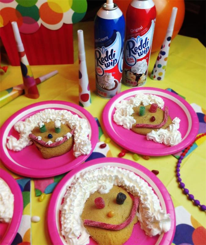 pembe bir tabakta taze krema, şekerli badem, jöleler ve diğer tatlılar ile orijinal bisküvi dekorasyonu