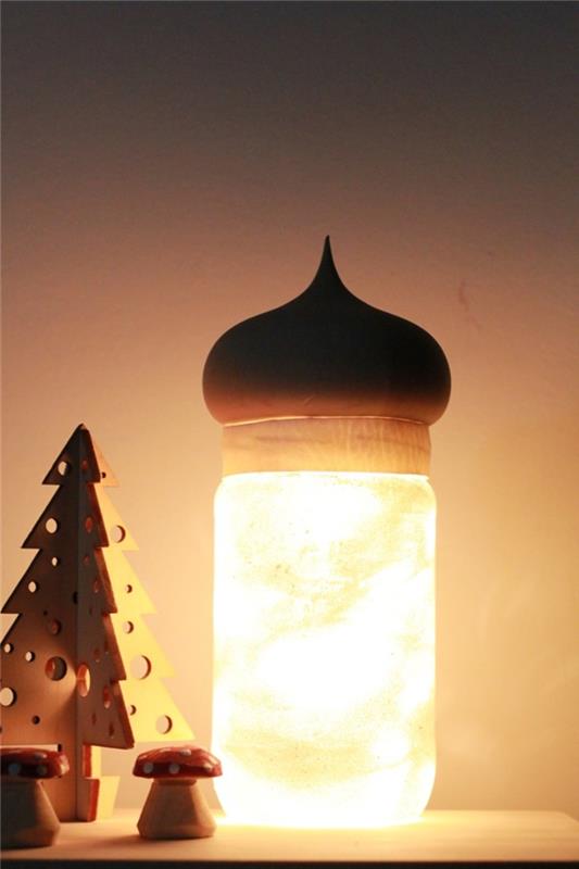 naminis šviestuvas, pagamintas iš perdirbto stiklo indelio, apvilkto audiniu ir natūralaus medžio dangteliu